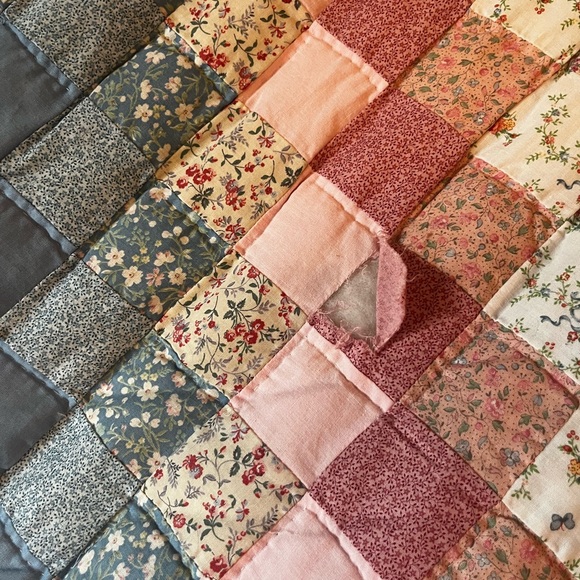 Arch Quilt Pastel Around The World Pattern with Scalloped Edges - Picture 12 of 14